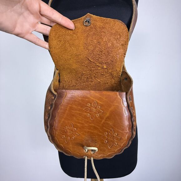 Vintage Boho Tooled Leather Floral Crossbody Purse | Rustic 70s Shoulder Bag - Picture 4 of 12